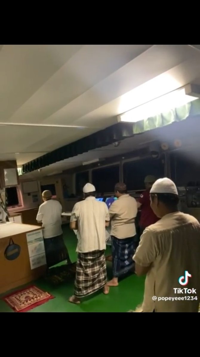 ibadah sekaligus latih keseimbangan begini potret salat tarawih di atas kapal