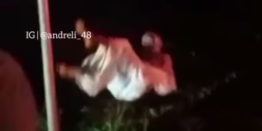 'Gentayangan saat Sahur, Pocong Apes Dihajar Warga lalu Dibawa ke Kantor Polisi