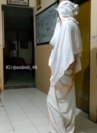 039gentayangan saat sahur pocong apes dihajar warga lalu dibawa ke kantor polisi