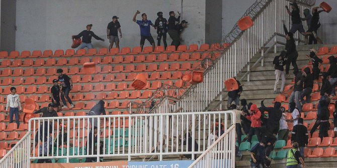 Situasi Bentrokan Suporter di Laga Persib vs Persis, Kursi Stadion Berterbangan