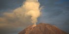 Gunung Semeru Alami 14 Kali Gempa Letusan Sejak Selasa Malam