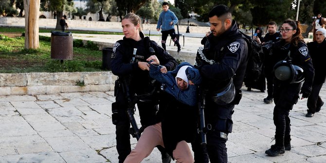 Aksi Polisi Israel Serbu dan Usir Warga Palestina dari Masjid Al-Aqsa