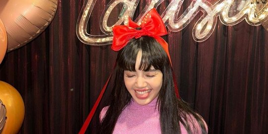 Outfit Sederhana Lisa Blackpink saat Ulang Tahun hingga Pergi ke Restaurant