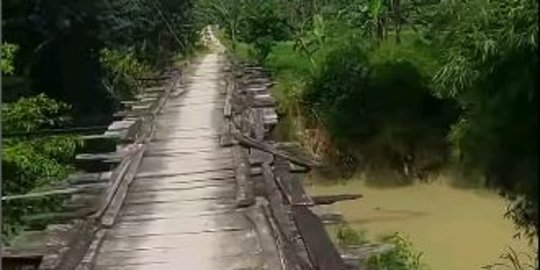 Potret Jembatan Berlantai Kayu di Grobogan, Banyak Makan Korban Jatuh ke Sungai