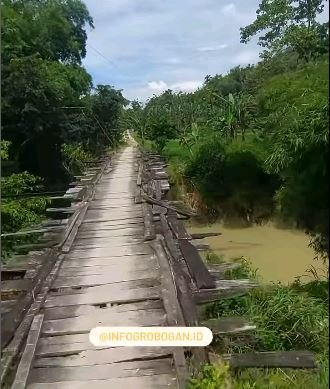 jembatan kayu berbahaya di grobogan