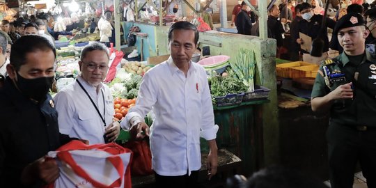 Penuhi Janji, Presiden Jokowi Ajak Mendag Zulhas Blusukan ke Pasar