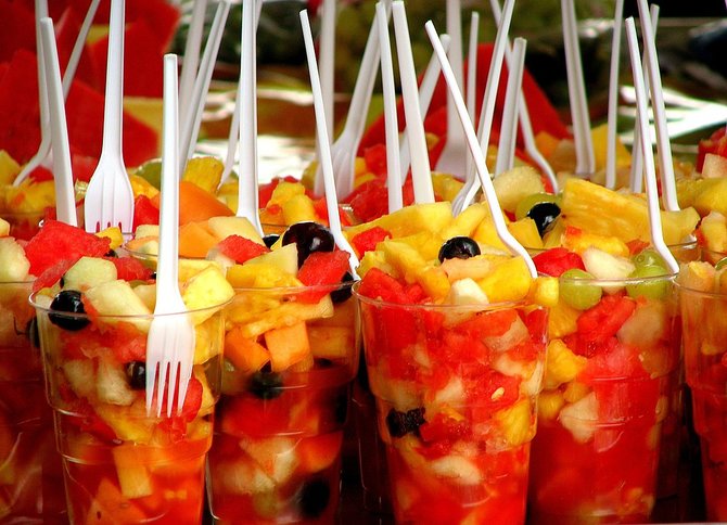 ilustrasi es buah dengan soda atau fruit mocktail
