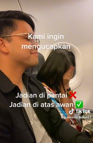 pasangan jadian di atas awan