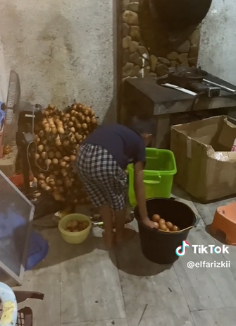 1200 butir telur hangus akibat anak main kembang api begini kronologinya