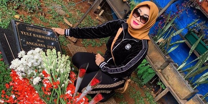 Ibu Julia Perez Tertabrak Motor, Terpental Jauh Hingga Alami Gegar Otak