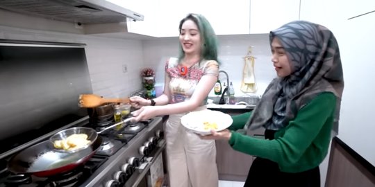 5 Momen Natasha Wilona Masak Sahur, Makin Heboh karena Ria Ricis