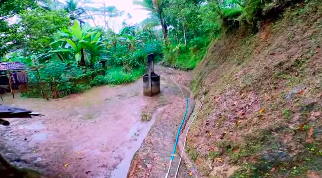 jauh dari keramaian satu keluarga tinggal di tengah hutan sendirian puluhan tahun