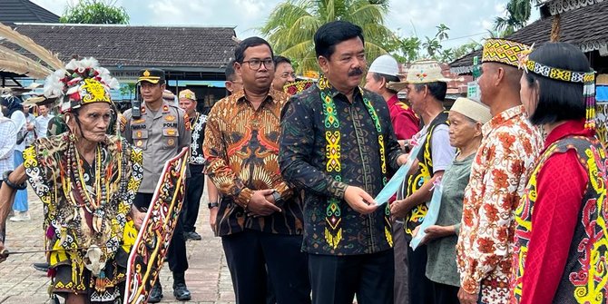 Menteri Hadi Tjahjanto Serahkan Sertifikat Tanah ke Suku Dayak