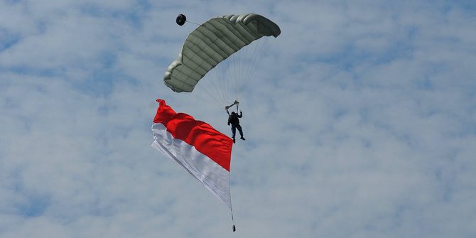 Kronologi Penerjun Payung TNI AU Tabrakan di Udara hingga Meninggal saat Latihan