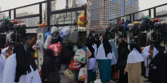 Banyak Barang Pribadi di Tepi Jalan, Beginilah Penampakan Sisi Lain Masjidil Haram