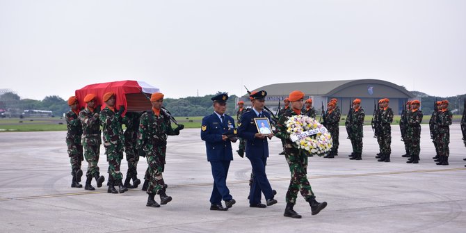 Satu Prajurit Gugur, TNI AU Kurangi Jumlah Penerjun saat Peringatan HUT ke-77