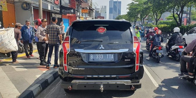 Pajero Berpelat Palsu Tabrak Dua Mobil di Depok, Sopir Bugil saat Ditangkap Warga