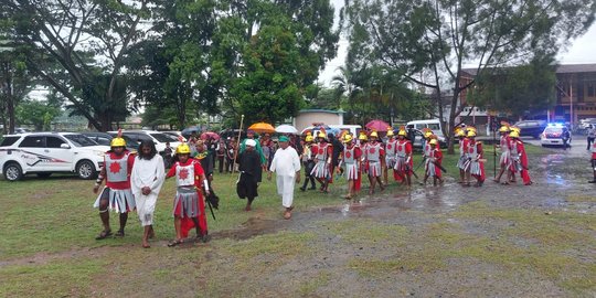 Meski Diguyur Hujan, Drama Jalan Salib di Jayapura Tetap Digelar