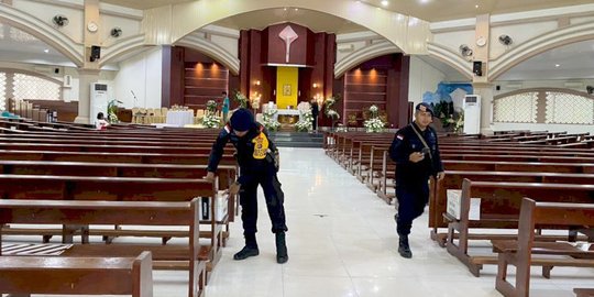 Tim Jibom Polda NTT Sterilisasi Gereja Sebelum Perayaan Jumat Agung