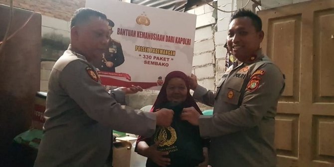 Tindak Lanjut Instruksi Kapolri, 300 Sembako Dibagikan Polisi untuk Warga Pademangan