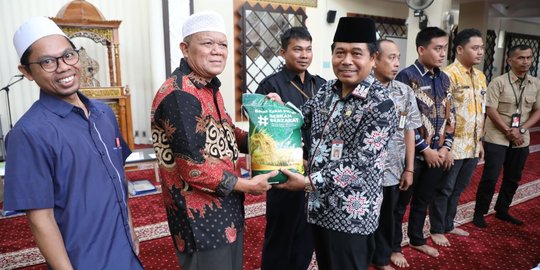 Sekjen Kemendagri Serahkan Bantuan Baznas ke Pegawai di Lingkungan Kemendagri & BNPP