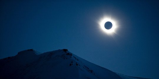 Fenomena Alam Langka, 100 Ilmuwan Astronom Saksikan Gerhana Matahari Hibrida 20 April