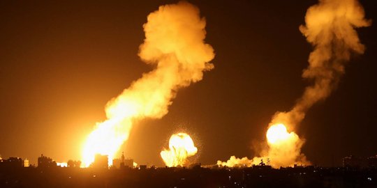 Malam Mencekam di Jalur Gaza Saat Dihujani Serangan Udara Israel