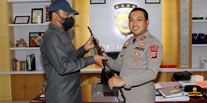 Warga Aceh Tamiang Serahkan Senjata AK-56 Sisa Konflik ke Polisi