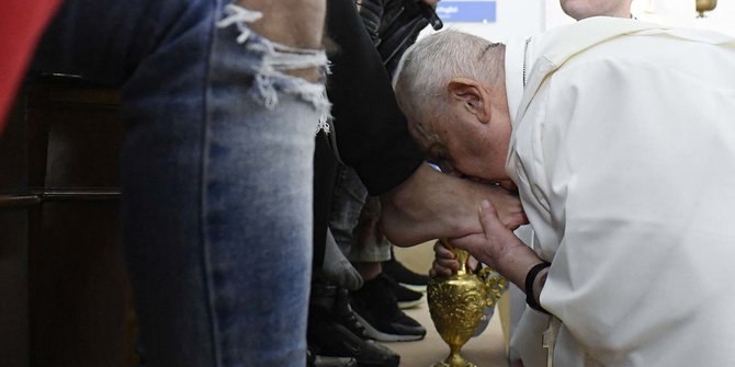 Momen Paus Fransiskus Basuh dan Cium Kaki Narapidana Muda