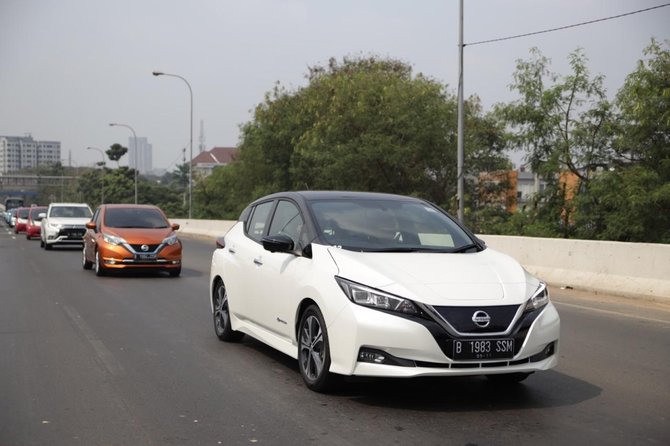 mobil listrik nissan leaf uji jalan di jakarta tangerang