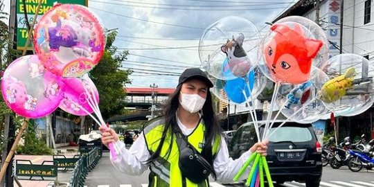 Potret Baim Wong Nyamar jadi Tukang Balon, Sepi Pembeli Baru Laku Dua