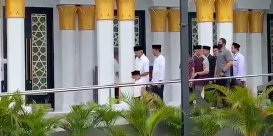 Ini Pesan Jokowi Ke Ganjar Saat Salat Jumat Bareng Di Masjid Syeikh Zayed Solo 5747