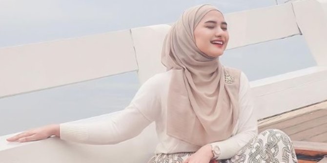 Bisa Jadi Referensi Lebaran, Intip Gaya Hijab Nadzira Shafa yang Sederhana