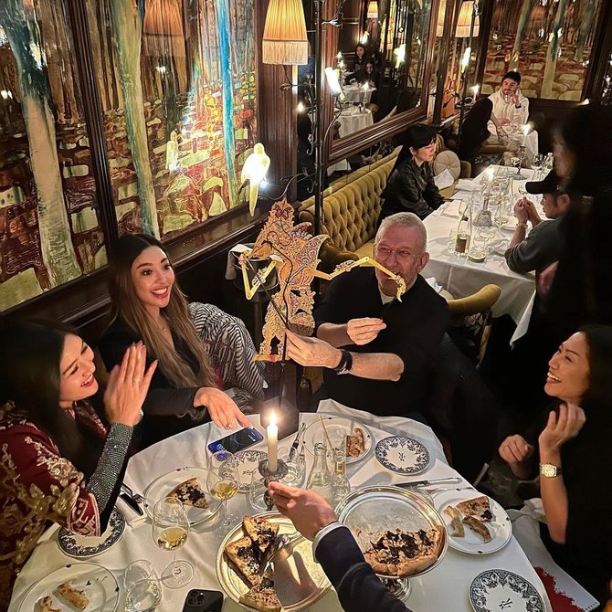 erina gudono makan malam bersama jean paul gaultier