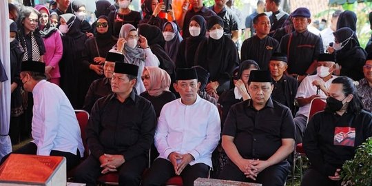 Wajah Sedih Kapolri dan Panglima TNI Melepas Jenazah Istri Wakapolri ke Pemakaman