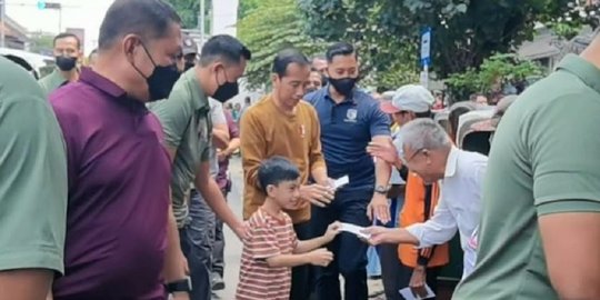 Jokowi Ajak Jan Ethes Blusukan di Sejumlah Pasar di Solo, Bagikan THR ke Tukang Becak