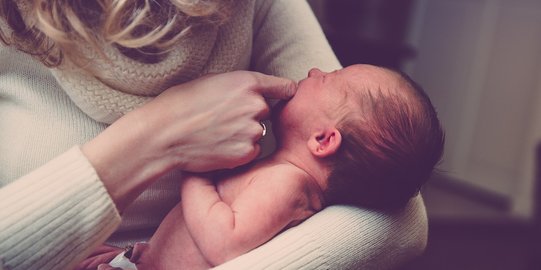 Diduga Sengaja Dibuang Orang tuanya, Penemuan Bayi Laki-laki Lucu Gegerkan Warga