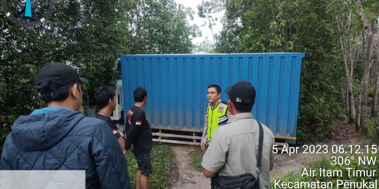 Truk Pelat B Muatan Pupuk Kesasar di Kebun Karet Sumsel Gara-Gara Google Maps