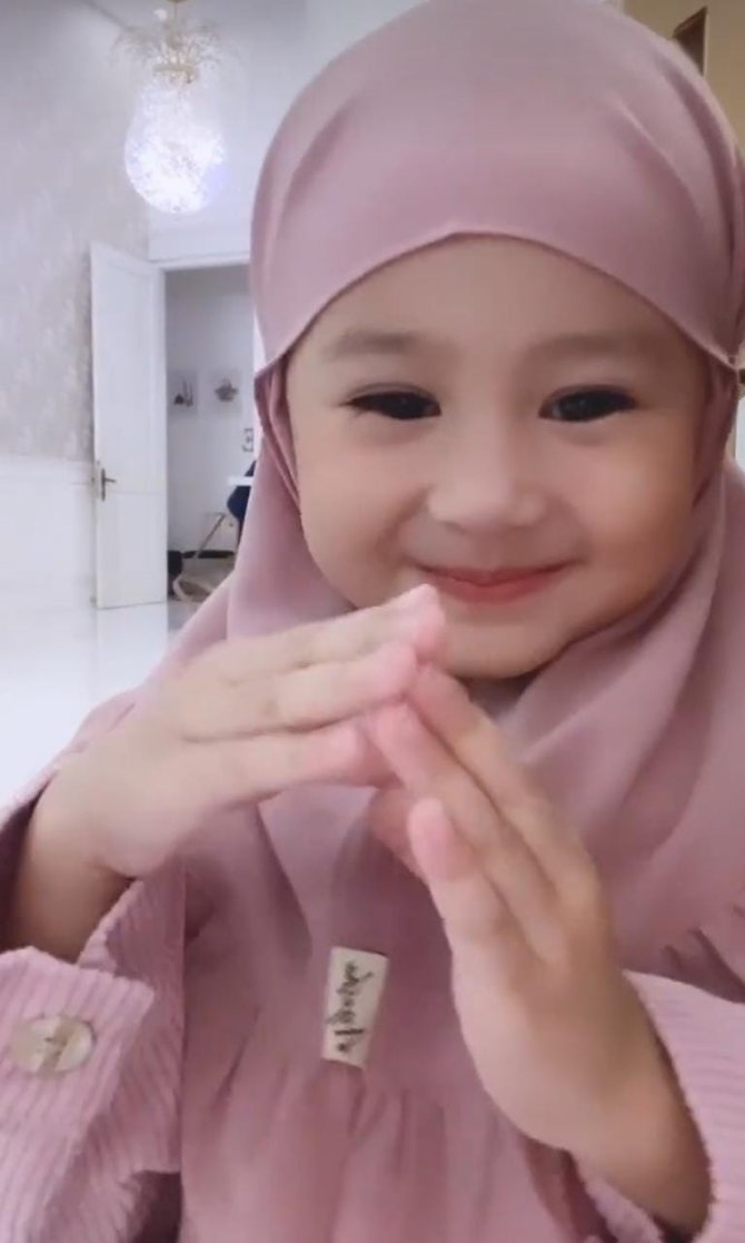 cantik kebangetan ini 7 potret khalisa anak kartika putri saat tampil berhijab