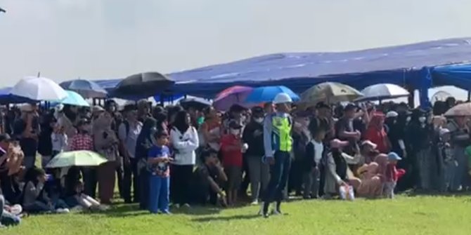 Demi Nonton Atraksi HUT TNI AU, Warga Rela Panas-panasan di Lanud Halim Perdanakusuma