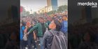 VIDEO: Jefri Nichol Ikut Demo Tolak UU Ciptaker, Lempar Tikus & Payung ke Gedung DPR