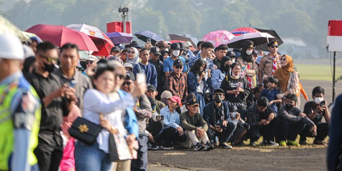 Antusias Masyarakat Saksikan Parade HUT TNI AU ke-77 di Lanud Halim