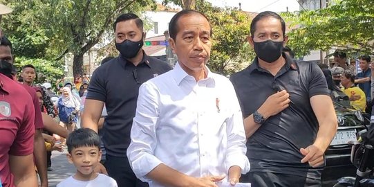 Jokowi dan Iriana Ajak Jan Ethes Berbagi Bantuan di Pasar Jongke Solo