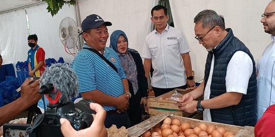 Blusukan ke Pasar Semarang, Mendag Zulhas Pastikan Harga Pokok Tetap Stabil