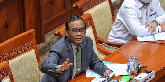 Survei LSI: 63,3% Publik Lebih Percaya Mahfud Ketimbang DPR soal Transaksi Rp349 T