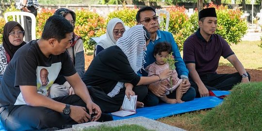 Potret Moeldoko Ziarah ke Makam Istri: Aku di Sini Masih Mencintaimu