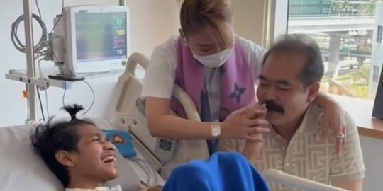 Kabulkan Keinginan Pegang Kumis Mas Adam, Ini Momen Inul dan Suami Jenguk David