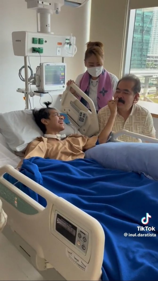 kabulkan keinginan pegang kumis mas adam ini momen inul dan suami jenguk david