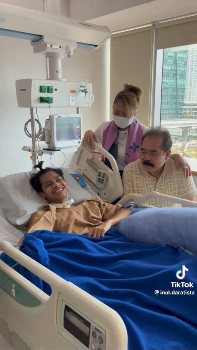 kabulkan keinginan pegang kumis mas adam ini momen inul dan suami jenguk david