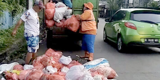 Sampah Berserakan di Jalan Padjajaran Pamulang, Diduga Dibuang pada Malam Hari